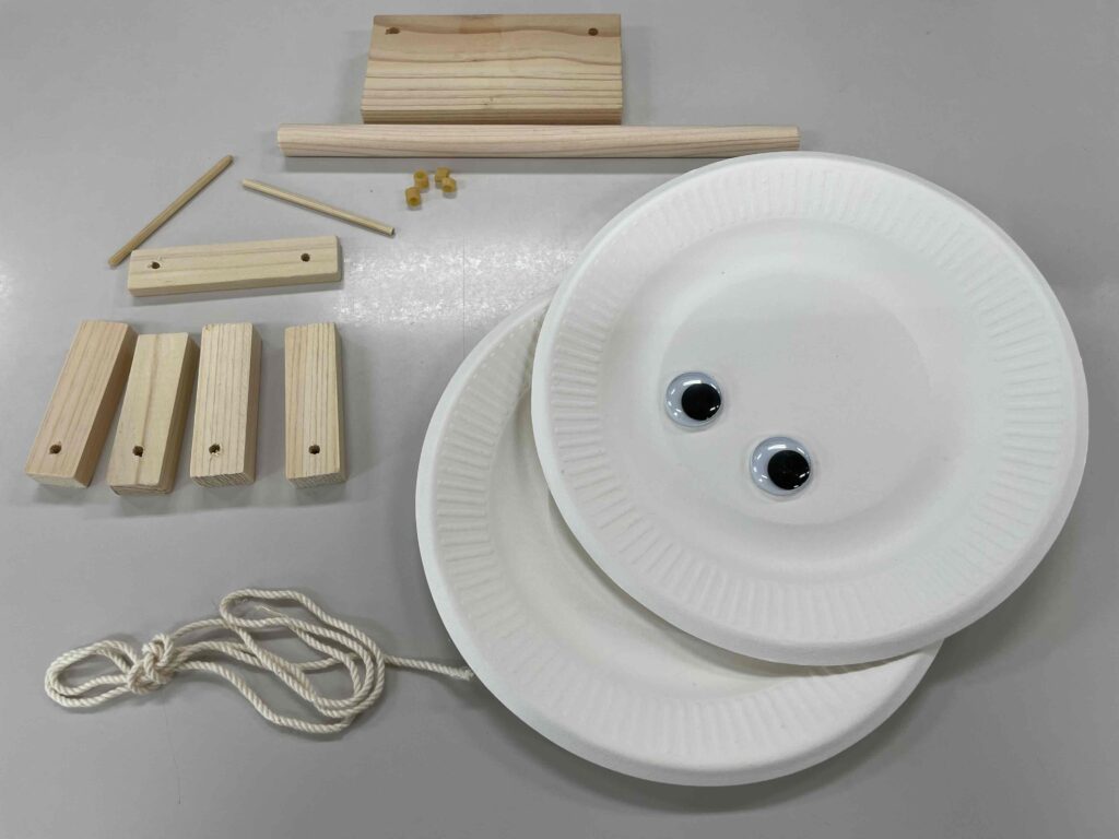紙皿と木の部品